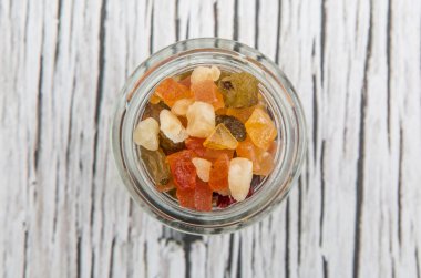 Karışık kuru meyve parçaları