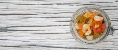 Karışık kuru meyve parçaları