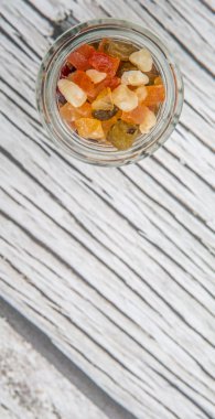 Karışık kuru meyve parçaları