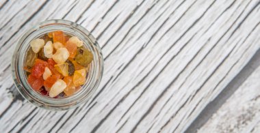 Karışık kuru meyve parçaları