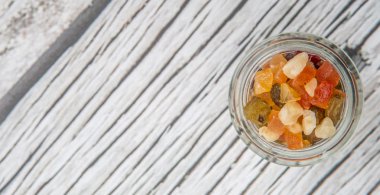 Karışık kuru meyve parçaları