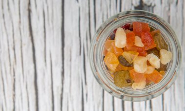 Karışık kuru meyve parçaları