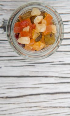 Karışık kuru meyve parçaları