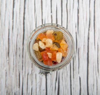 Karışık kuru meyve parçaları