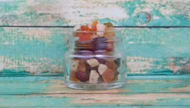 Karışık kuru meyve parçaları