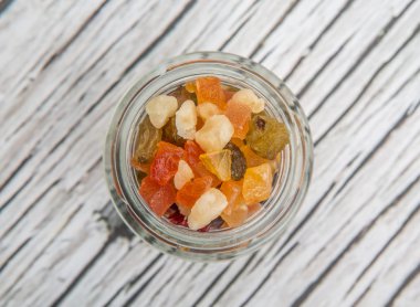 Karışık kuru meyve parçaları