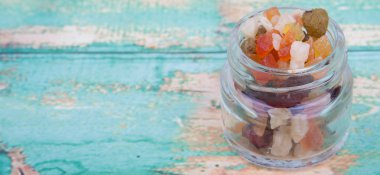 Karışık kuru meyve parçaları