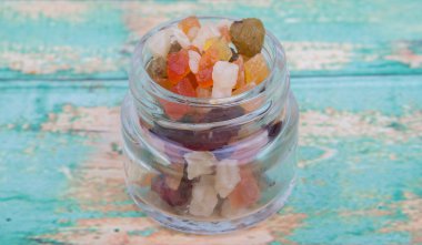 Karışık kuru meyve parçaları