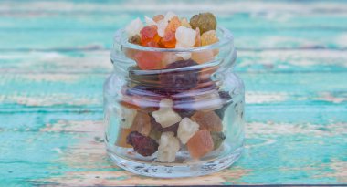 Karışık kuru meyve parçaları