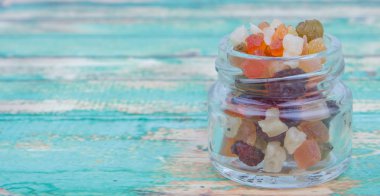 Karışık kuru meyve parçaları