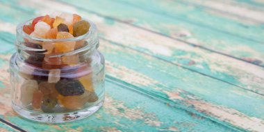 Karışık kuru meyve parçaları