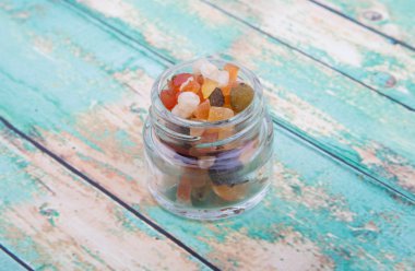 Karışık kuru meyve parçaları