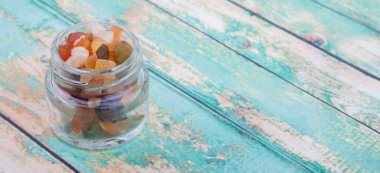 Karışık kuru meyve parçaları