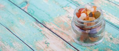 Karışık kuru meyve parçaları