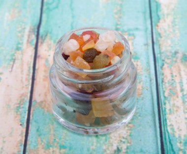 Karışık kuru meyve parçaları