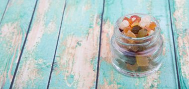 Karışık kuru meyve parçaları