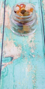 Karışık kuru meyve parçaları