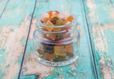 Karışık kuru meyve parçaları