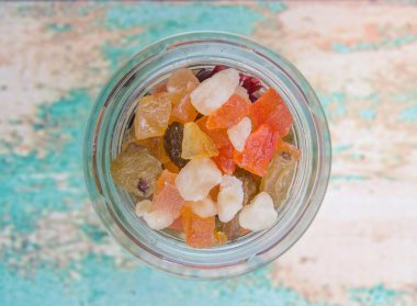 Karışık kuru meyve parçaları