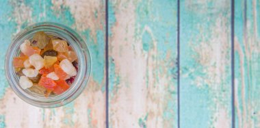 Karışık kuru meyve parçaları