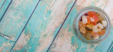 Karışık kuru meyve parçaları