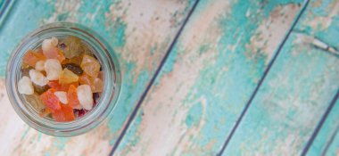 Karışık kuru meyve parçaları