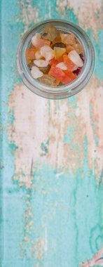 Karışık kuru meyve parçaları