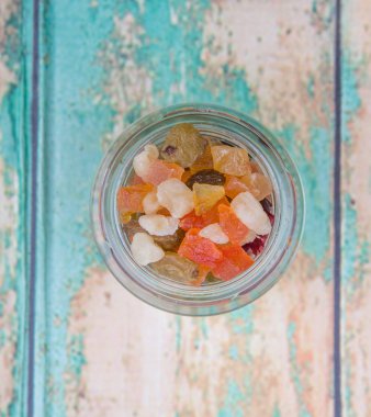 Karışık kuru meyve parçaları