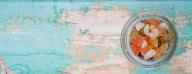 Karışık kuru meyve parçaları