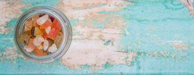 Karışık kuru meyve parçaları