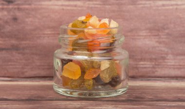 Karışık kuru meyve parçaları