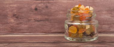 Karışık kuru meyve parçaları