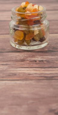 Karışık kuru meyve parçaları