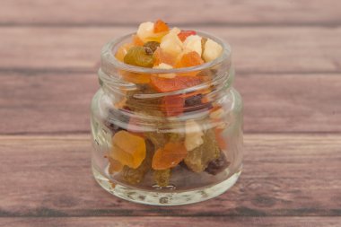 Karışık kuru meyve parçaları