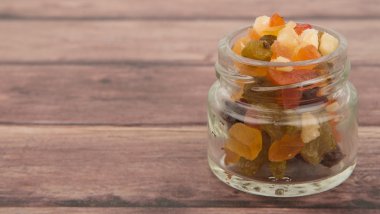 Karışık kuru meyve parçaları