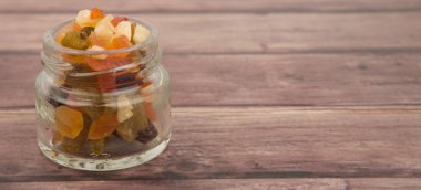 Karışık kuru meyve parçaları