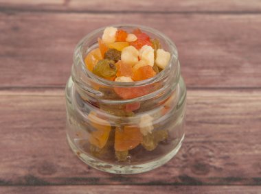 Karışık kuru meyve parçaları