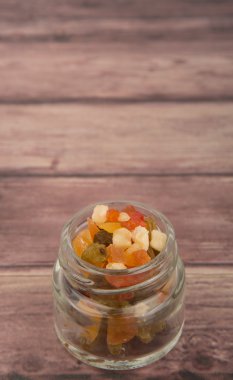 Karışık kuru meyve parçaları