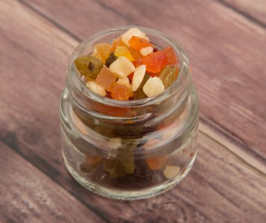 Karışık kuru meyve parçaları