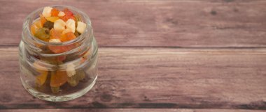 Karışık kuru meyve parçaları