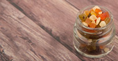 Karışık kuru meyve parçaları