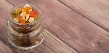 Karışık kuru meyve parçaları