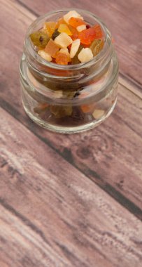 Karışık kuru meyve parçaları