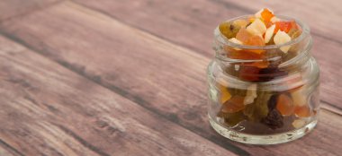 Karışık kuru meyve parçaları