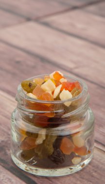 Karışık kuru meyve parçaları