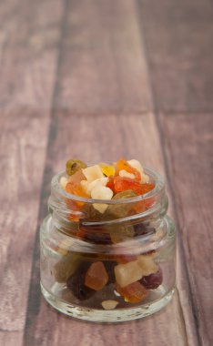 Karışık kuru meyve parçaları