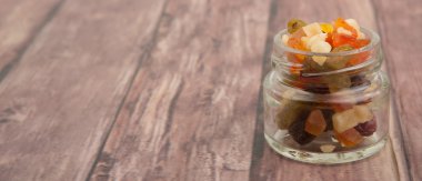 Karışık kuru meyve parçaları