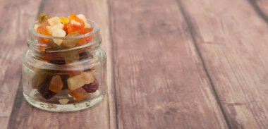 Karışık kuru meyve parçaları