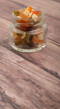 Karışık kuru meyve parçaları