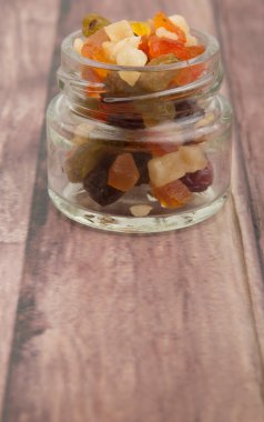 Karışık kuru meyve parçaları